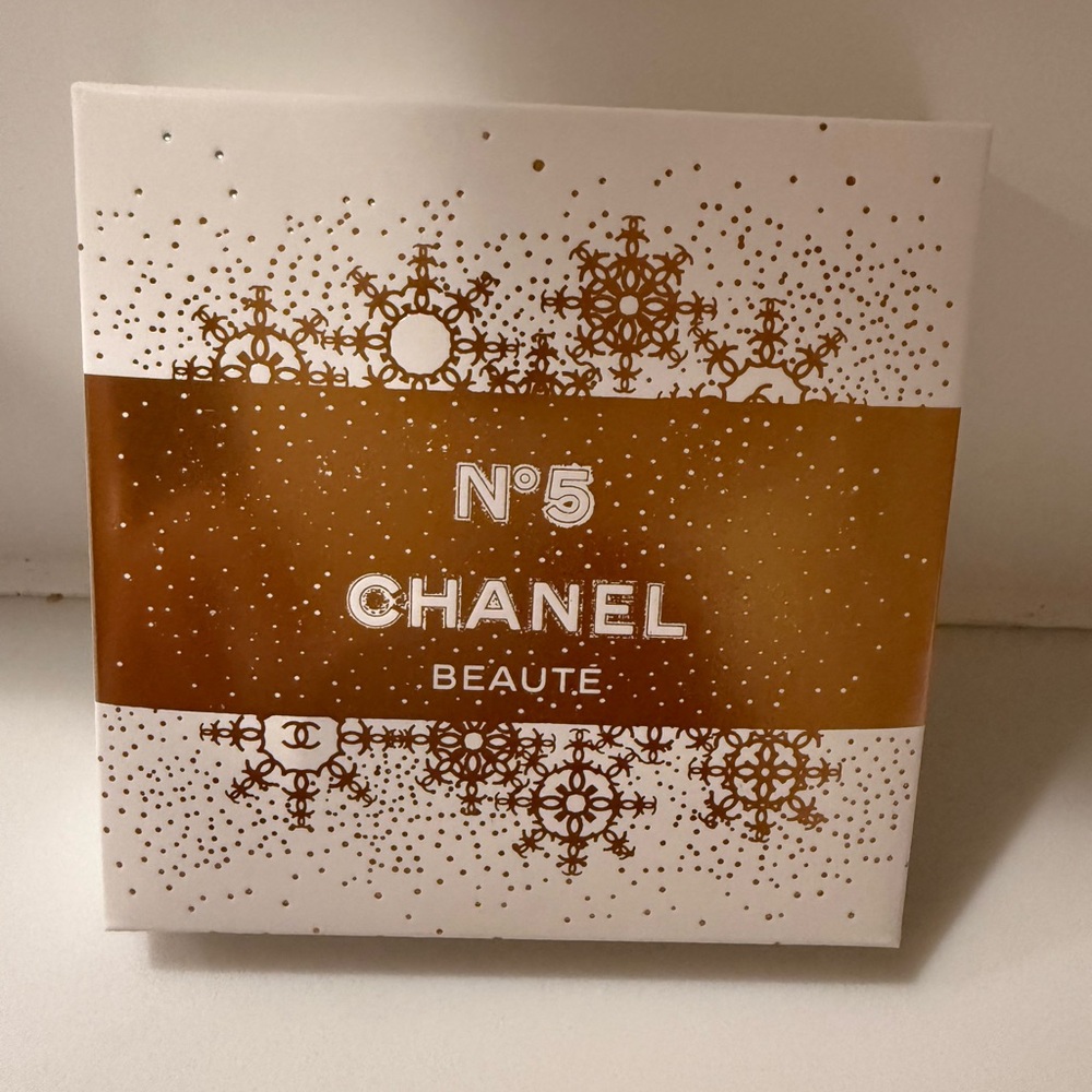 New CHANEL Gold and White Pearl Hair Pins - Picture 7 of 11
